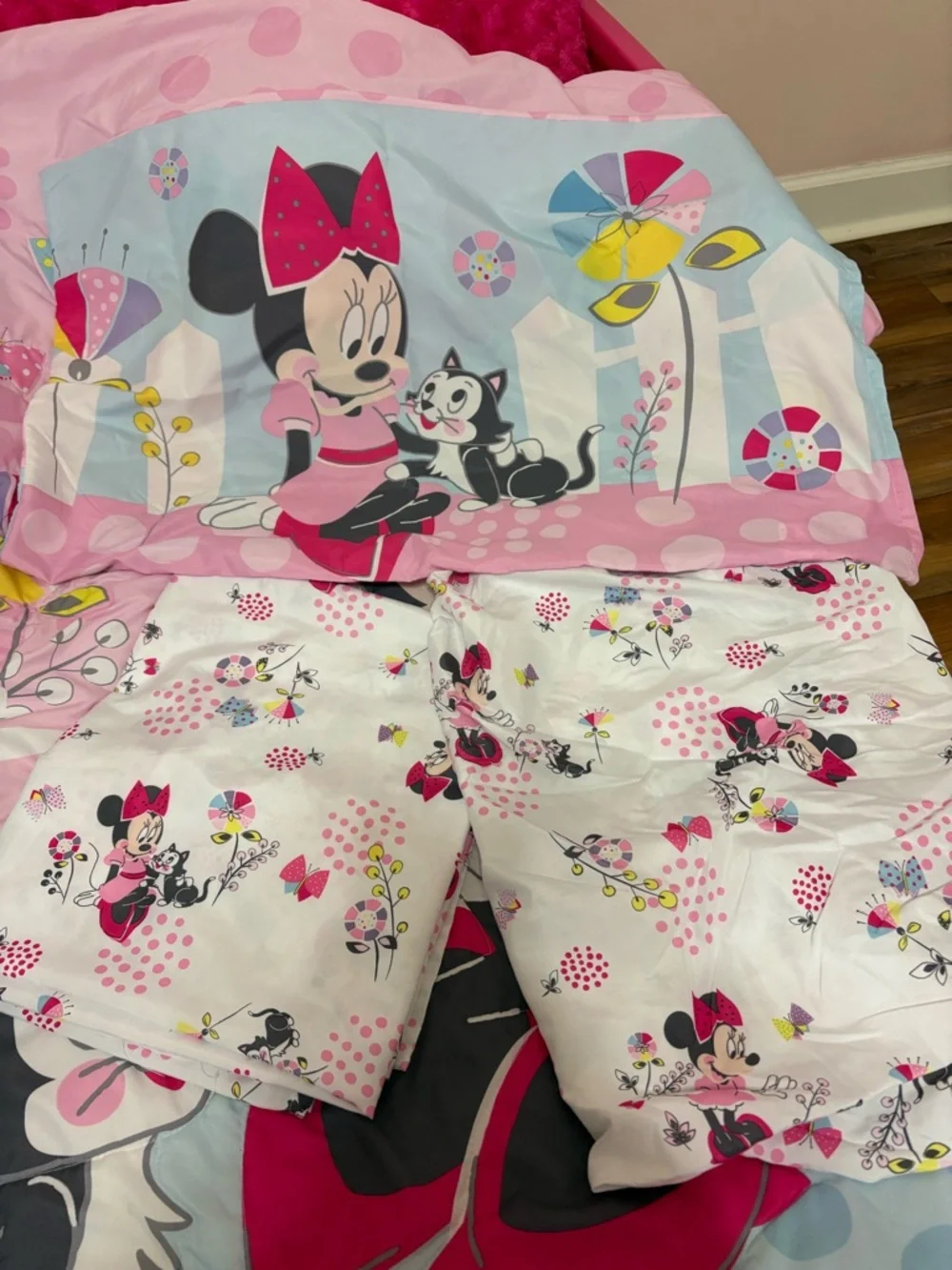 Disney Minnie Mouse Pink Toddler Comforter and Sheet Set with 3 Fuzzy Pillows - Picture 2 of 3